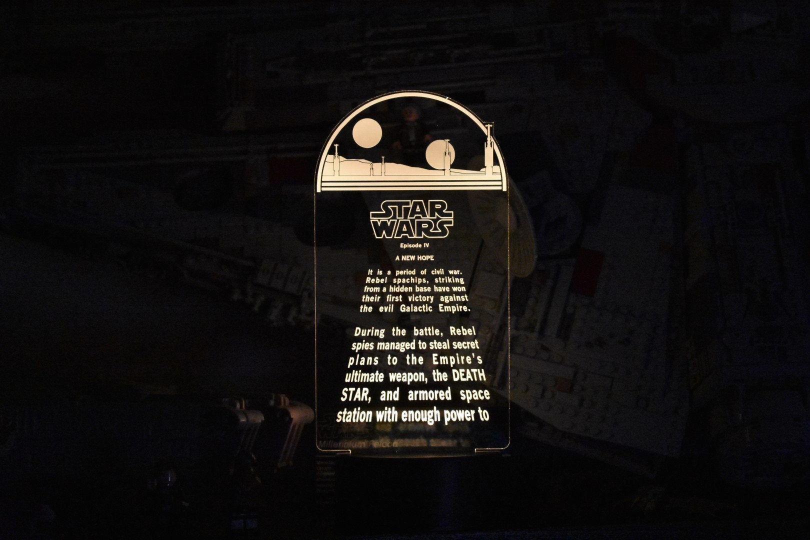 Star Wars lamp inspired from the classic A New Hope. LED Lamp with 16 colors and batteries included.