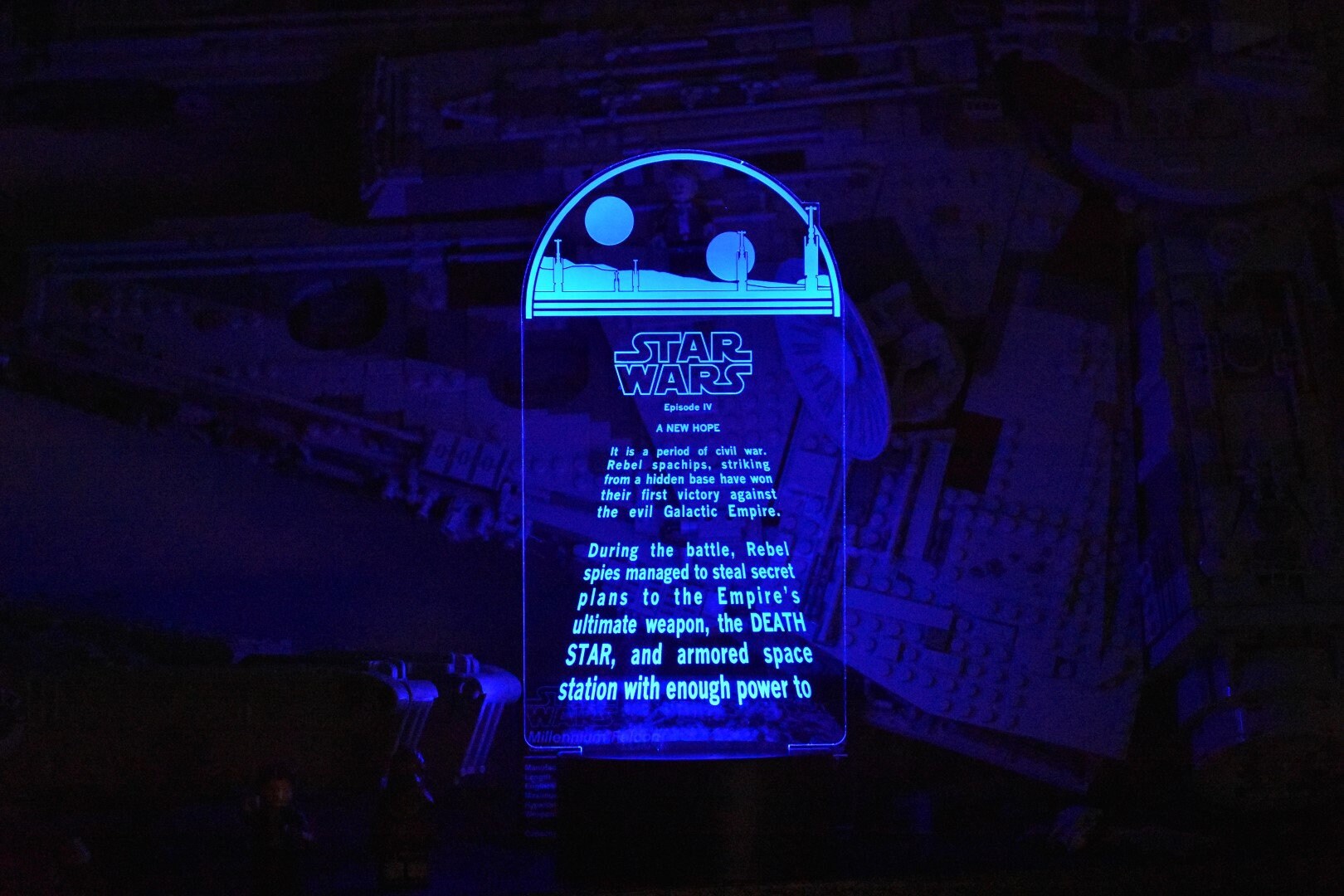 Star Wars lamp inspired from the classic A New Hope. LED Lamp with 16 colors and batteries included.
