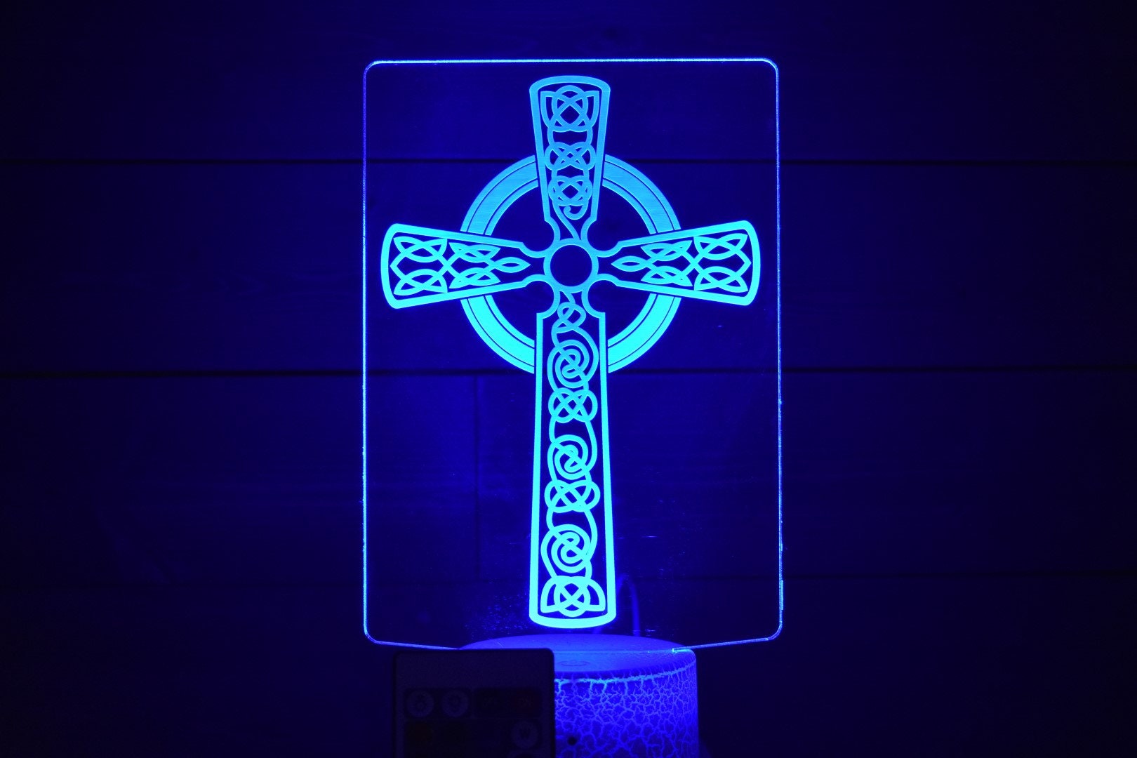 Celtic Knot (Cross) LED sign perfect as a gift for your Irish family or friends to place in man caves, bars, garages, desks.